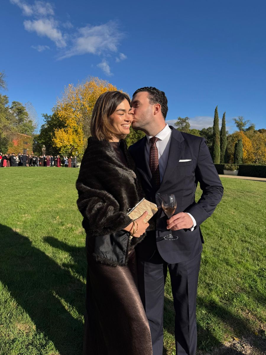 Víctor besa a Carmen en un jardín