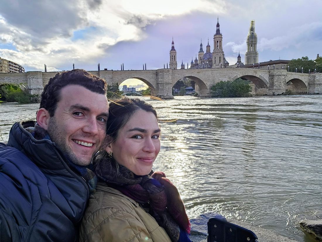 Carmen y Víctor junto al Ebro, con el Pilar al fondo